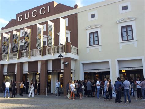 outlet stores in italy.